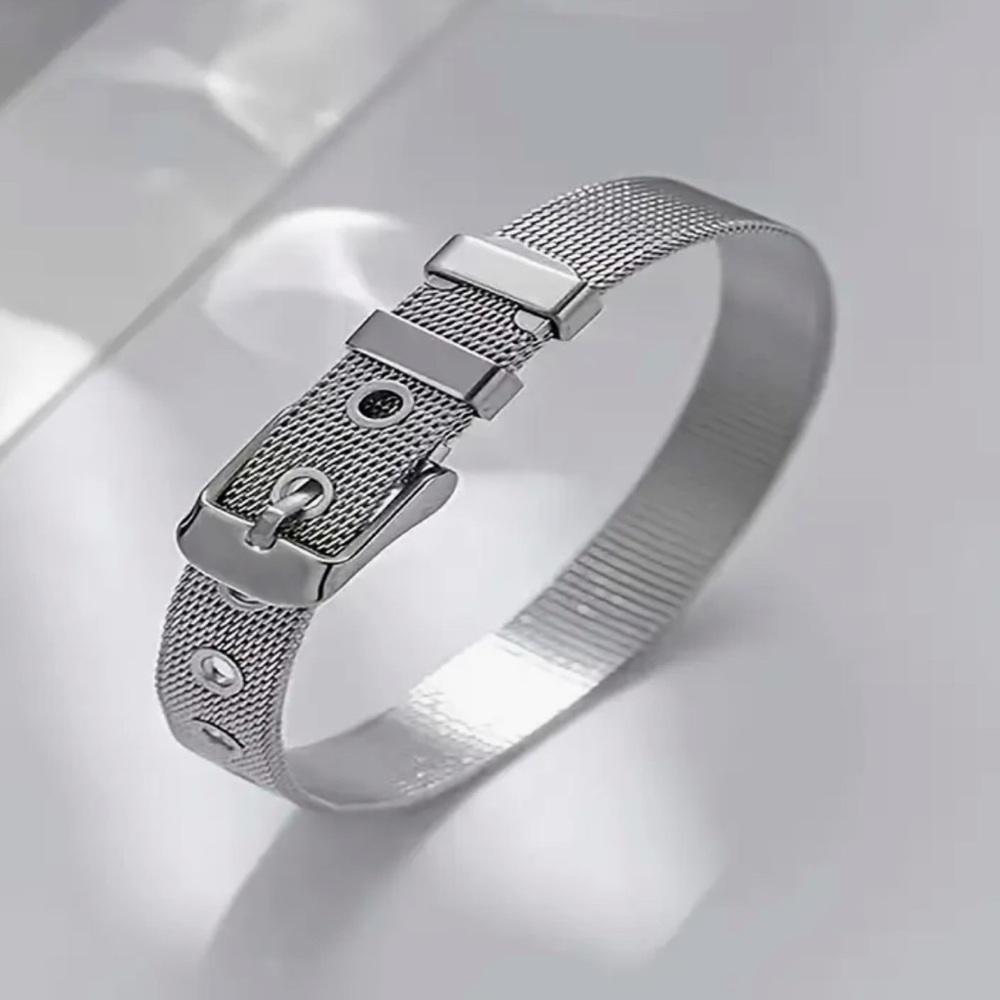 Silver ton chunky buckle bracelet